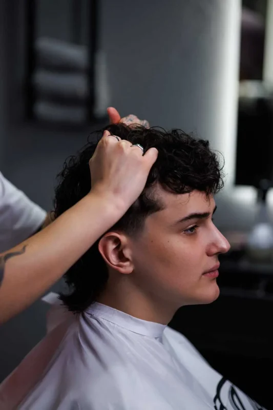 Нанесення глини для волосся Anler Scissor Hands — створення текстури та об’єму mullet