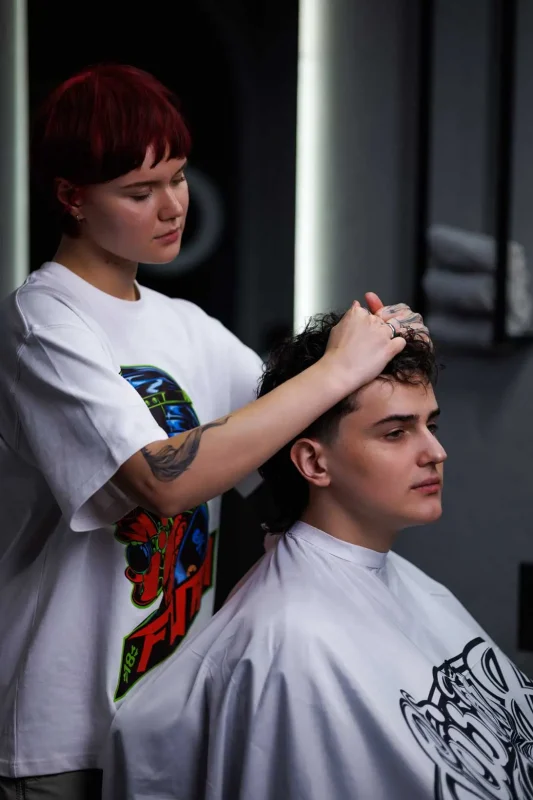 Нанесення глини для волосся Anler Scissor Hands — створення текстури та об’єму mullet