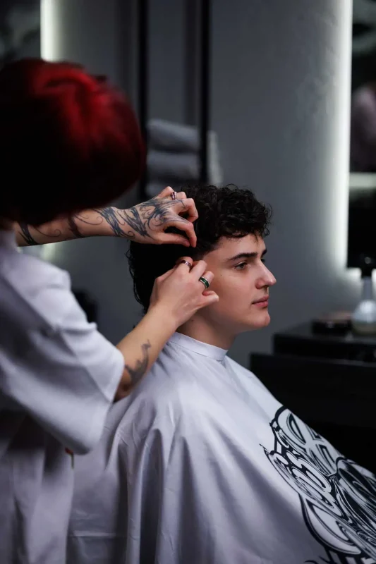 Нанесення глини для волосся Anler Scissor Hands — створення текстури та об’єму mullet