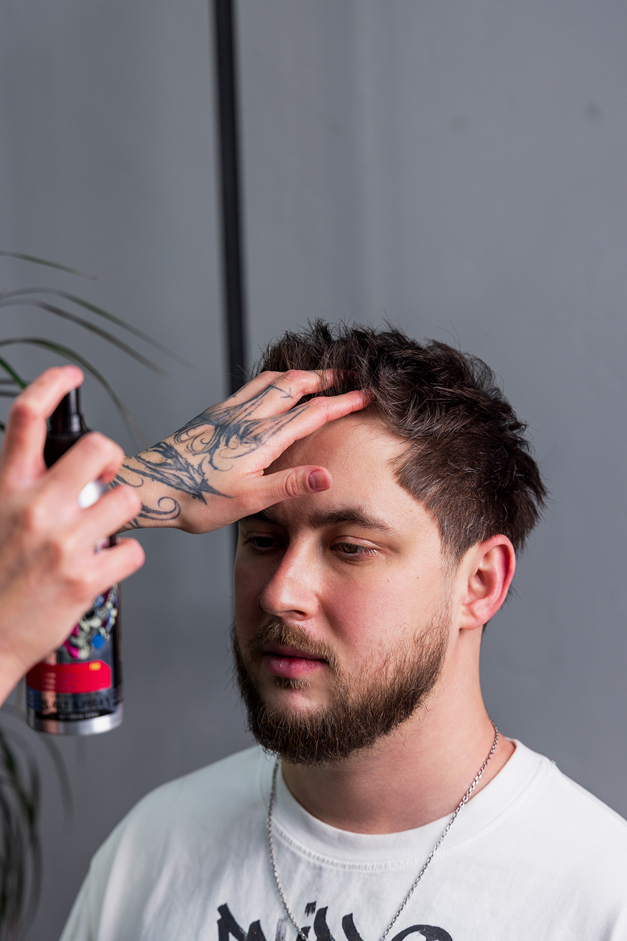 Нанесення сольового спрею Scissor Hands для укладки тонкого темного чоловічого волосся