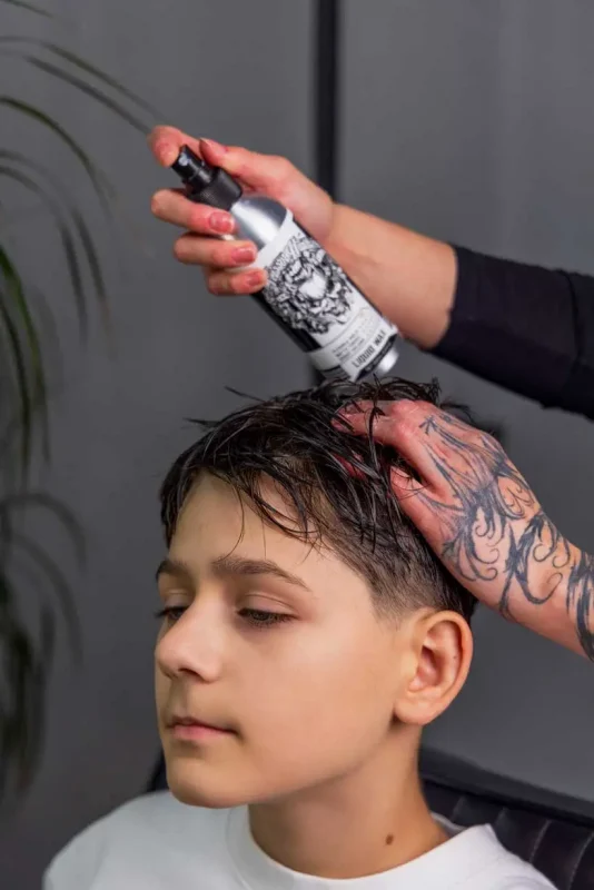 Нанесення рідкого воску Scissor Hands на вологе волосся дитини для створення текстури