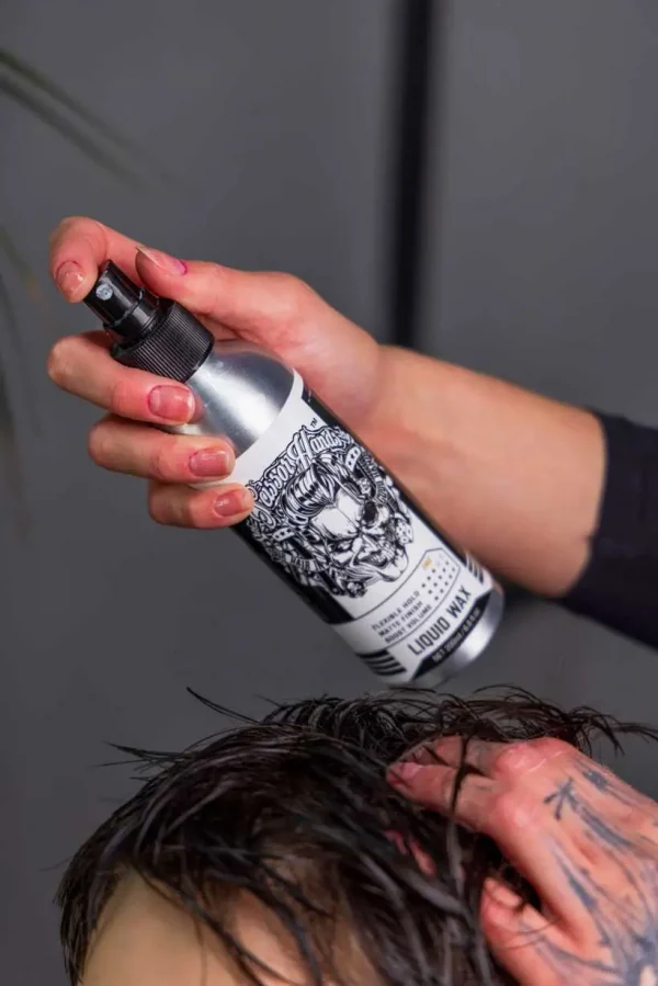 Нанесение жидкого воска Scissor Hands на влажные волосы ребенка для создания текстуры.