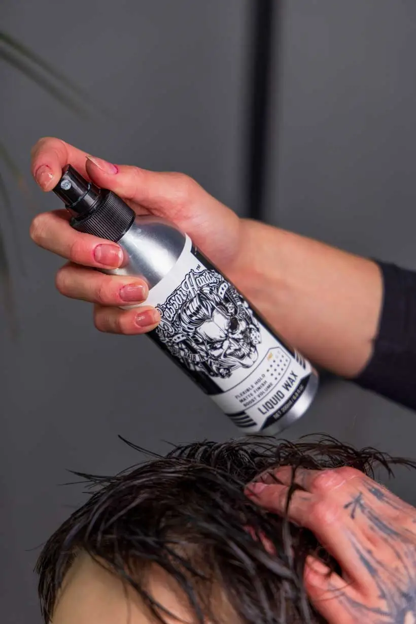 Нанесення рідкого воску Scissor Hands на вологе волосся дитини для створення текстури